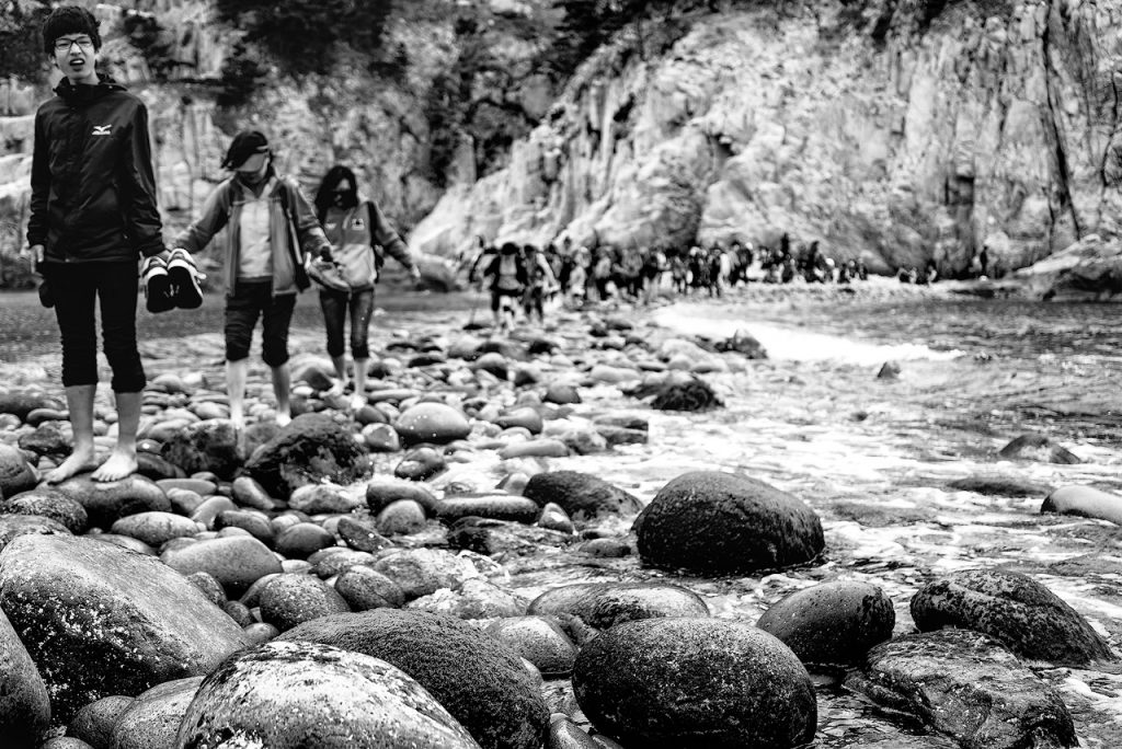 Hikers cross the land bridge on Somaemuldo