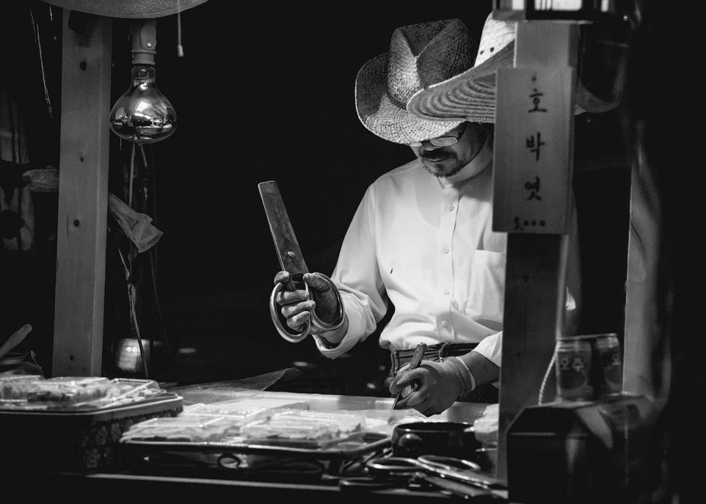 A traditional candy vendor selling 'hobak yet' (pumpkin taffy).